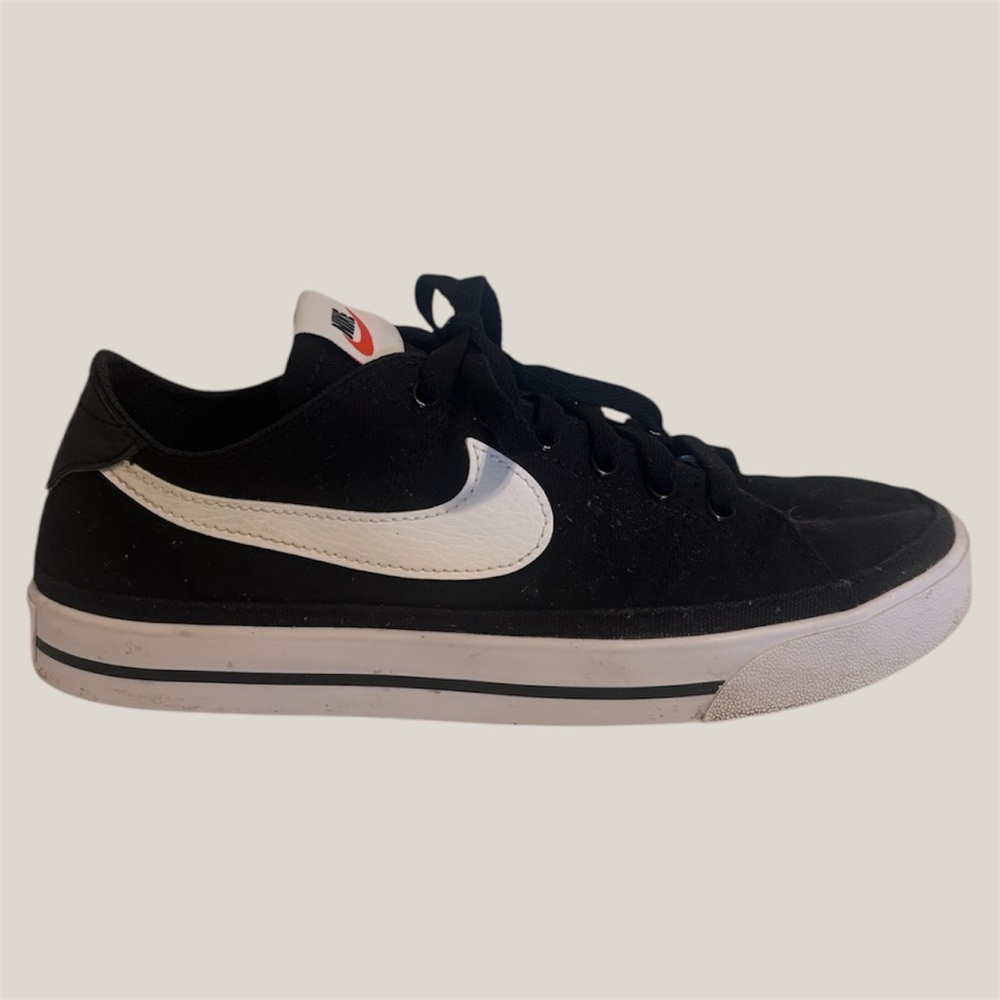 NikeBlack and White Sneakers